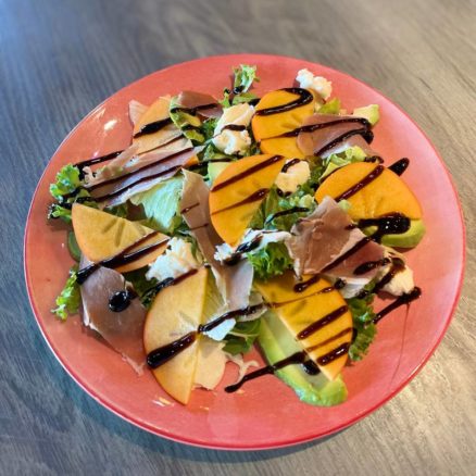 Салат з хурмою, прошуто, авокадо та моцарелою