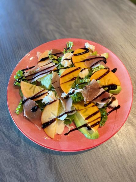 Салат з хурмою, прошуто, авокадо та моцарелою