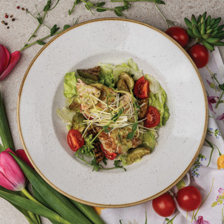 Весняний салат з грильованими цукіні, куркою, томатами чері під огірковим соусом