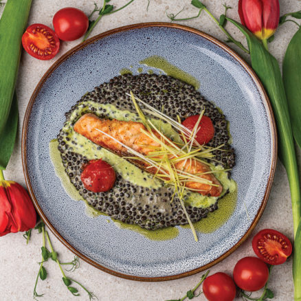 Лосось гриль з чорною сочевицею та томатами конфі