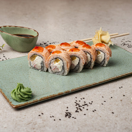 РОЛ З ФЛАМБОВАНИМ ЛОСОСЕМ, КРЕВЕТКОЮ, КРАБОМ ТА АПЕЛЬСИНОМ