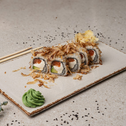 РОЛ З СОЛЕНИМ ЛОСОСЕМ